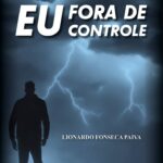 Capa do livro “Eu, Fora de Controle”, de Lionardo Fonseca Paiva. A imagem mostra a silhueta de um homem de pé diante de um céu escuro com nuvens carregadas e vários relâmpagos iluminando o fundo.